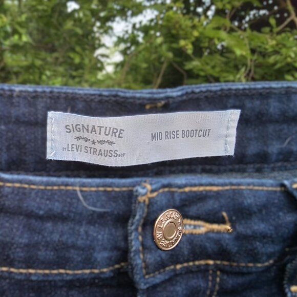 Levi Strauss Jeans Womens 12M  31x32 Blue Mid Rise Signature Boot Cut EUC - Picture 2 of 6